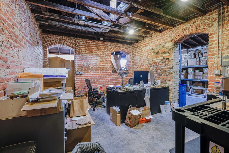 More Photos Of 4875 W Washington Blvd, Los Angeles Storefront For Lease