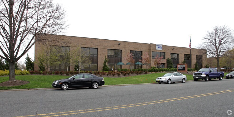 More Photos Of 430-450 Commerce Blvd, Carlstadt Light Distribution For Lease