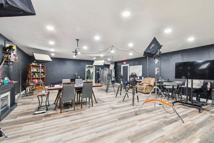 More Photos Of 14915 N Nebraska Ave, Tampa Showroom For Sale