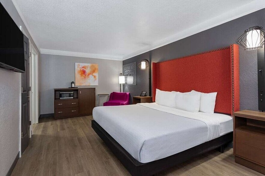 More Photos Of 7750 Davis Hwy, Pensacola Hotel For Sale