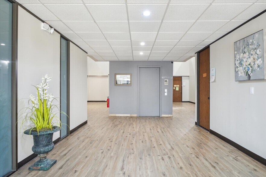 More Photos Of 17041 El Camino Real, Houston Office Residential For Sale