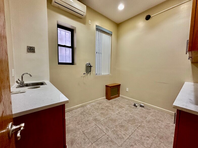 More Photos Of 3005 31st Ave, Astoria Medical For Lease