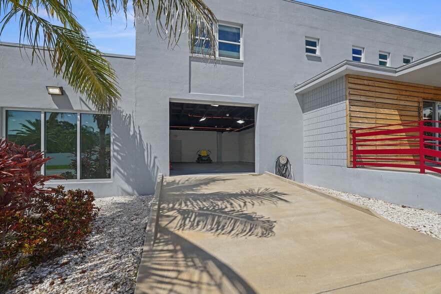 More Photos Of 10830 Navajo Dr, Saint Petersburg Showroom For Sale