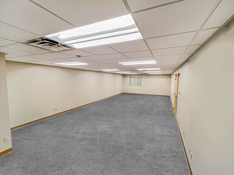 More Photos Of 4411 Woodson Rd, Saint Louis Office For Lease