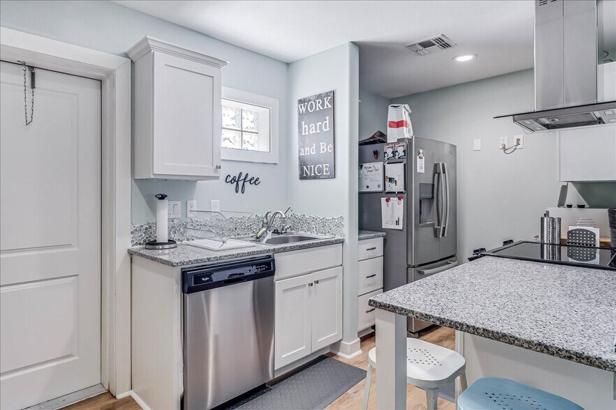 More Photos Of 121 Cut Off Rd, Port Aransas Office For Sale