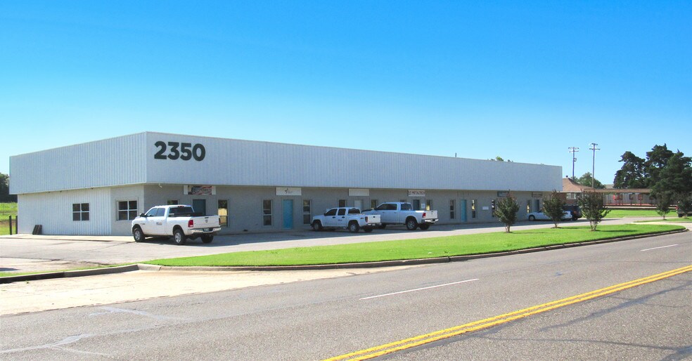 More Photos Of 2350 S Midwest Blvd, Oklahoma City Light Manufacturing For Lease