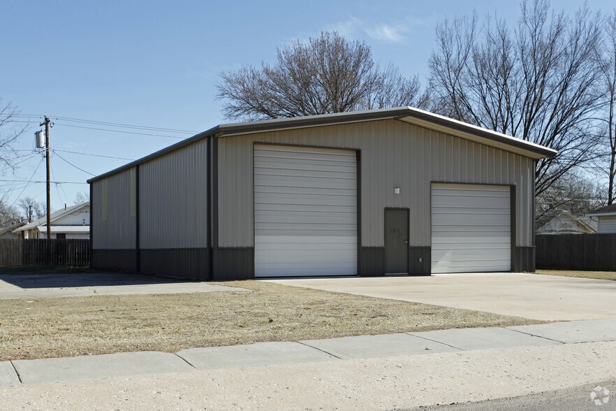 More Photos Of 653 N Kickapoo Ave, Shawnee Warehouse For Lease