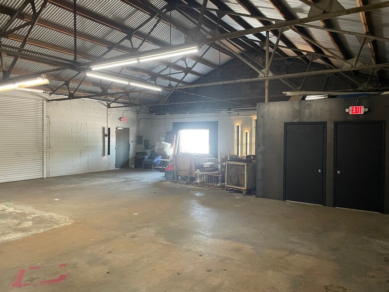 More Photos Of 5005 E Cesar Chavez St, Austin Warehouse For Lease