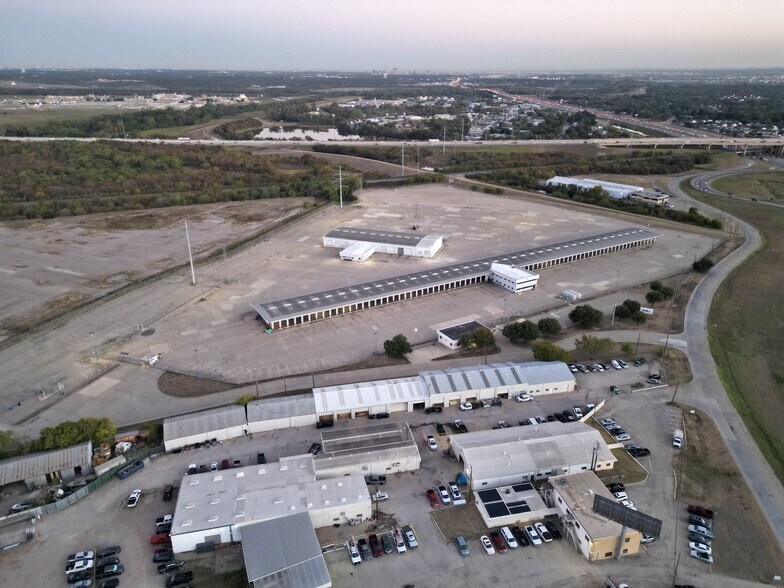 More Photos Of 1501 N Walton Walker Blvd, Dallas Truck Terminal For Lease