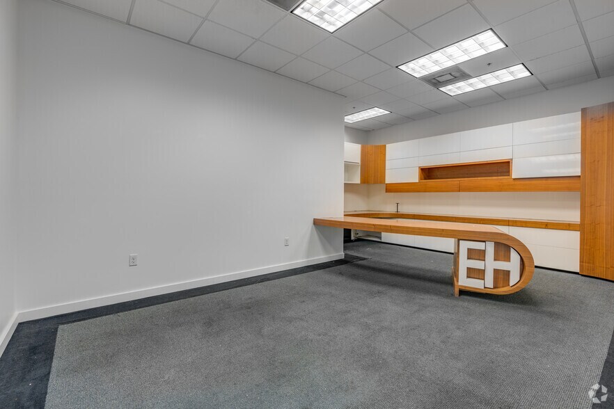 More Photos Of 5240-5260 NW 167th St, Hialeah Warehouse For Lease