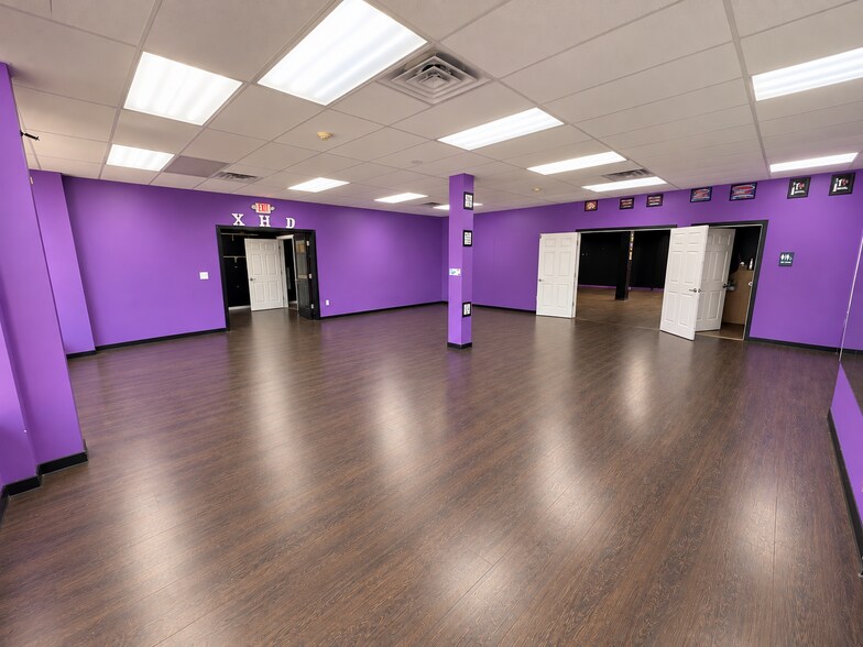 More Photos Of 1 Queen Anne Rd, Bogota Storefront Retail Residential For Lease