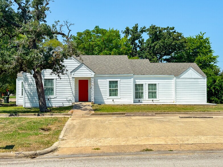 More Photos Of 400 Oak St, Bryan Office Residential For Lease