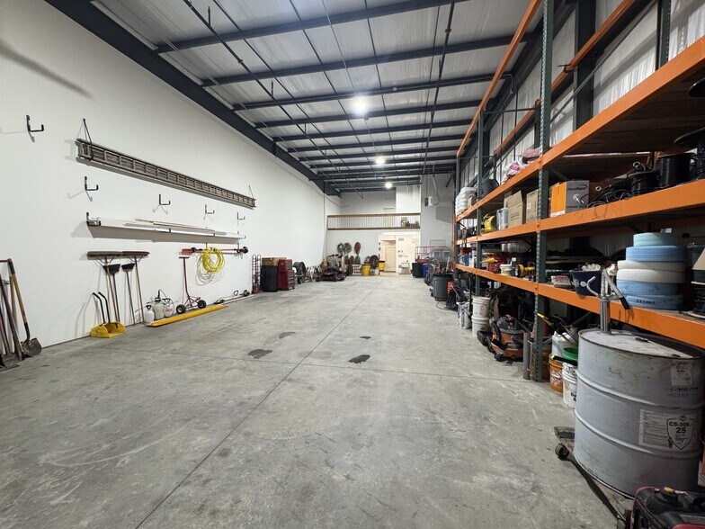 More Photos Of 2460 Fairfield St, Lawrence Industrial For Lease