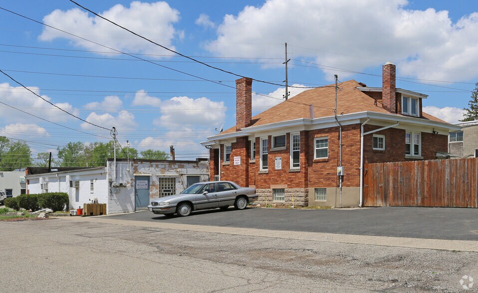 More Photos Of 8000-8004 Blue Ash Rd, Cincinnati Storefront For Sale