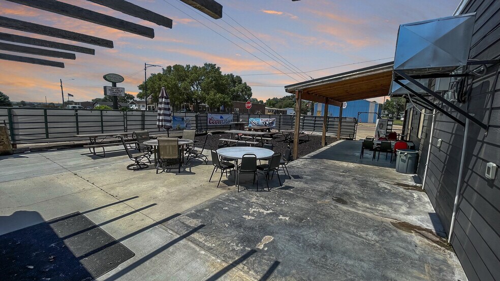 More Photos Of 208 W Arnold Ave, Arnold Restaurant For Sale