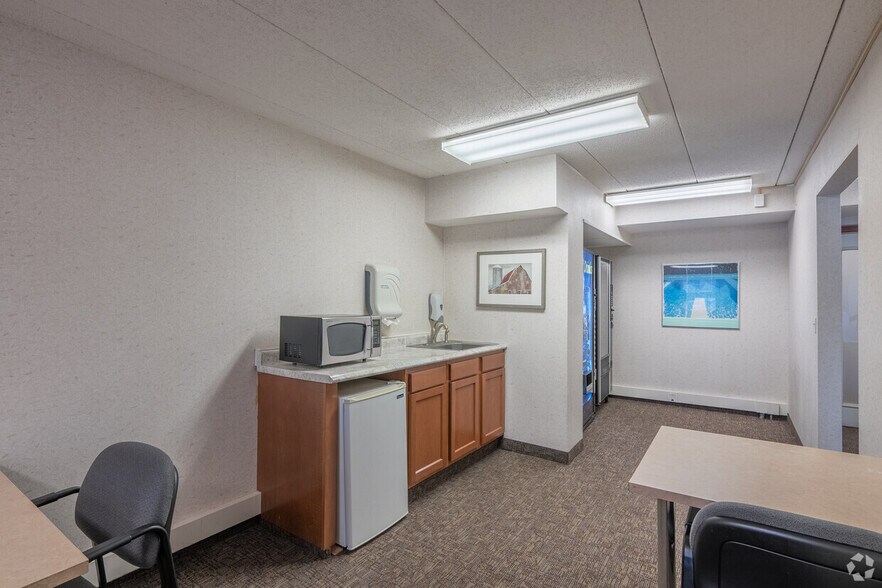 More Photos Of 600 Twelve Oaks Center Dr, Wayzata Unknown For Lease