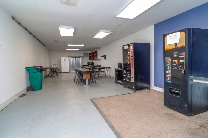 More Photos Of 827 Douglas Ave, Portsmouth Warehouse For Lease