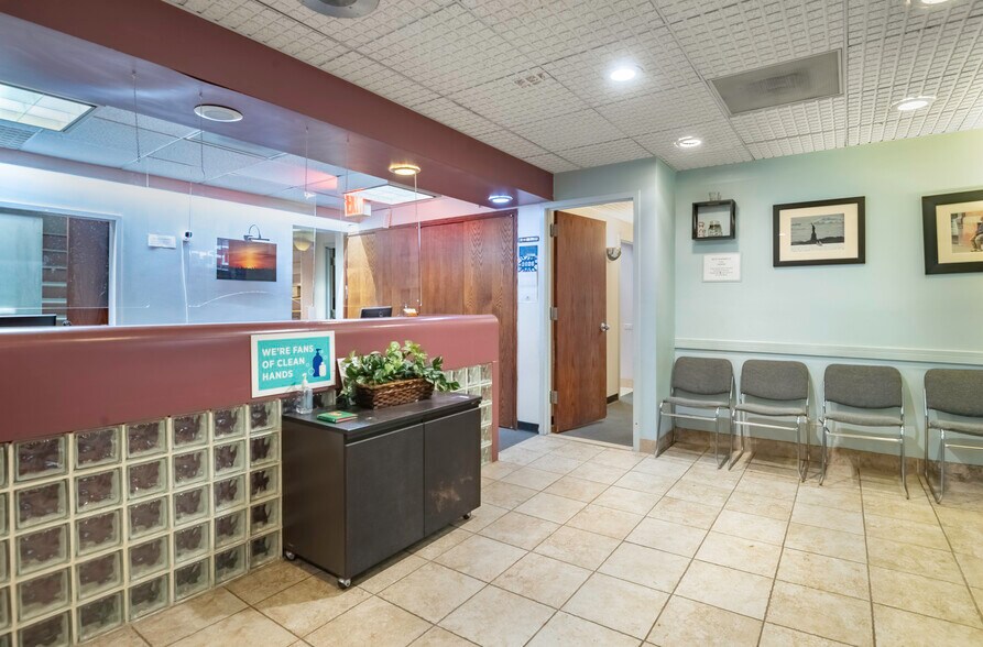 More Photos Of 9418 59th Ave, Elmhurst Office For Sale