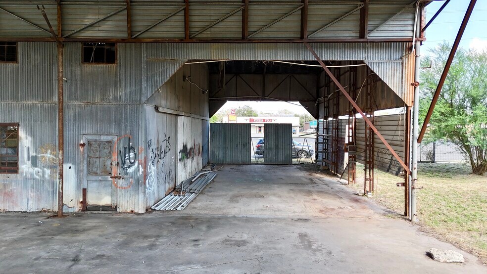 More Photos Of 305 W Houston St, Beeville Warehouse For Sale