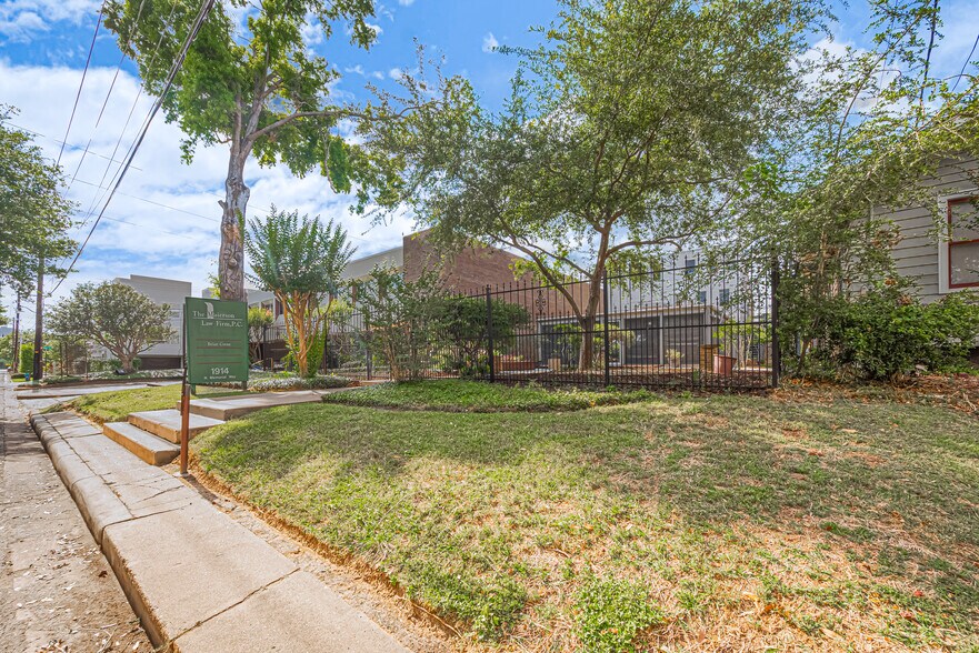 More Photos Of 1914 N Memorial Way, Houston Office For Lease