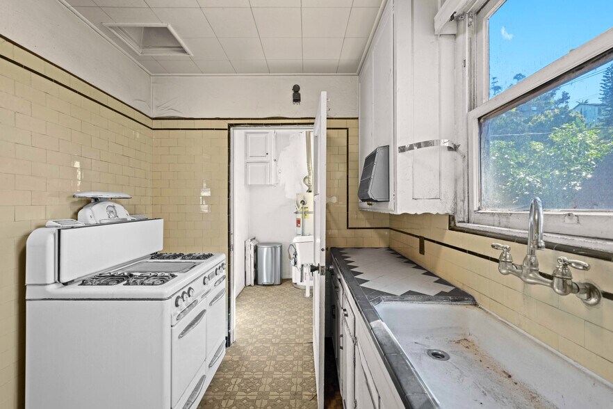 More Photos Of 2106 Valentine St, Los Angeles Apartments For Sale