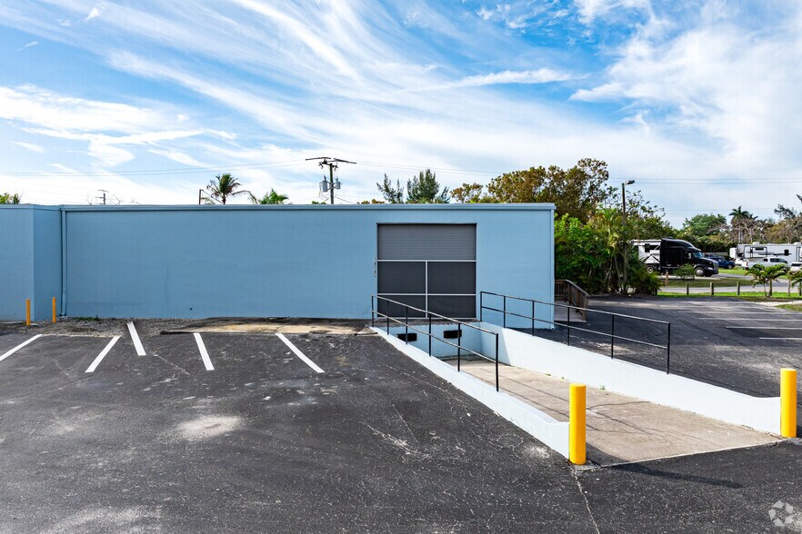 More Photos Of 14520-14540 S Tamiami Trl, Fort Myers Unknown For Lease