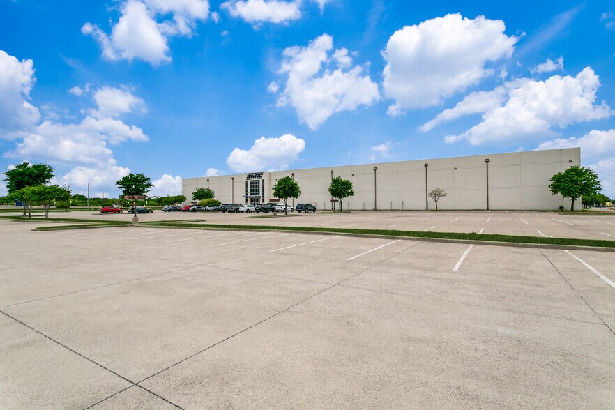 More Photos Of 2800 N Interstate 35E, Carrollton Industrial For Sale