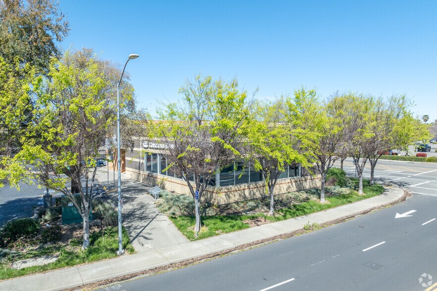 More Photos Of 725 Riverpoint Ct, West Sacramento Freestanding For Lease
