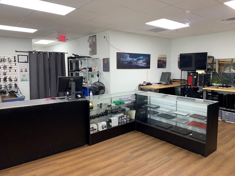 More Photos Of 10820 Composite Dr, Dallas Warehouse For Sale