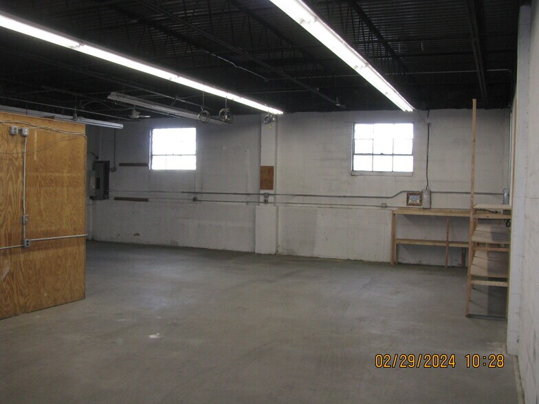 More Photos Of 172 Cabot St, West Babylon Warehouse For Lease