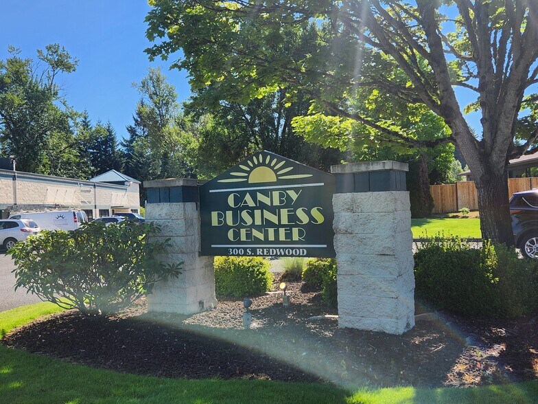 More Photos Of 300 S Redwood St, Canby Flex For Lease
