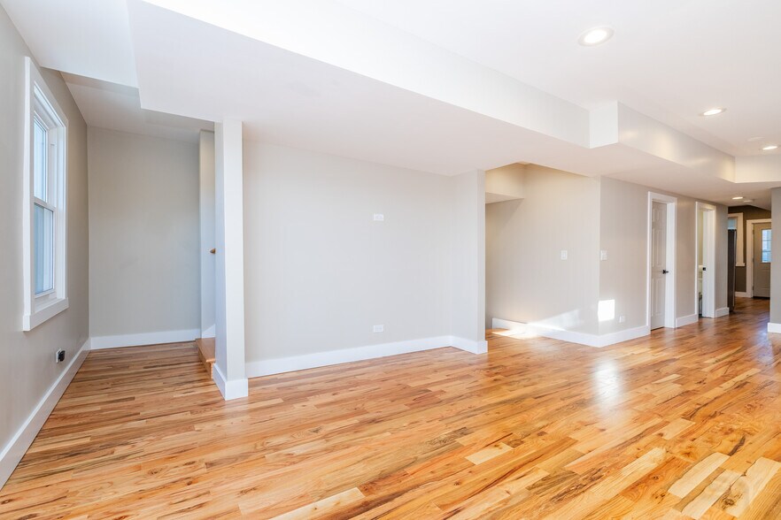 More Photos Of 6129 N Ravenswood Ave, Chicago Multifamily For Sale
