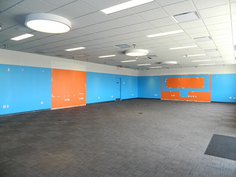 More Photos Of 912 Commerce Dr, Fairfield Freestanding For Lease