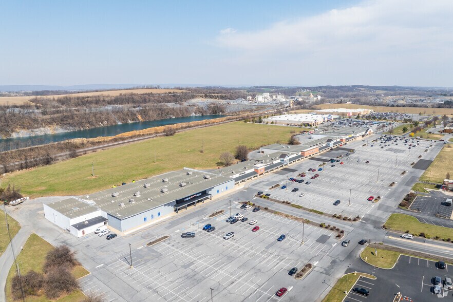 More Photos Of 2-22 N Londonderry Sq, Palmyra General Retail For Lease