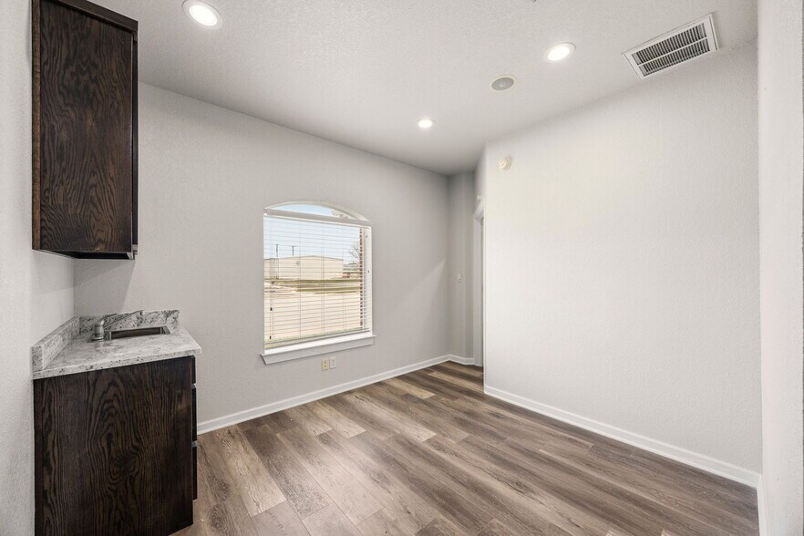 More Photos Of 401 Center Court Dr, Bridgeport Medical For Lease