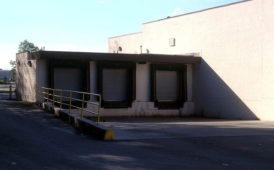 More Photos Of 1700-1704 E Avis Dr, Madison Heights Warehouse For Lease