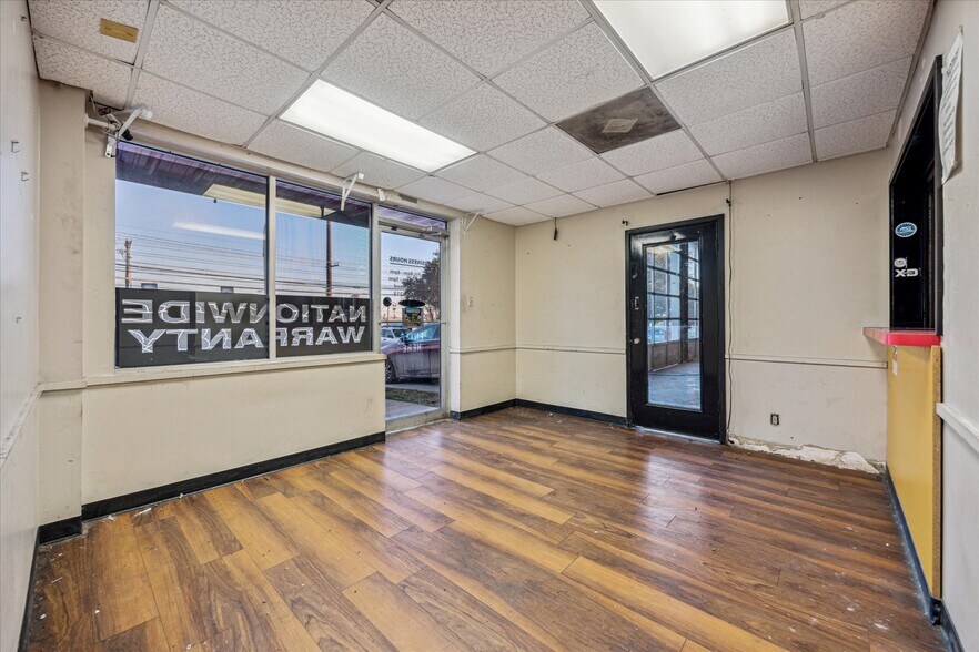 More Photos Of 5528 N Lamar Blvd, Austin Auto Repair For Lease