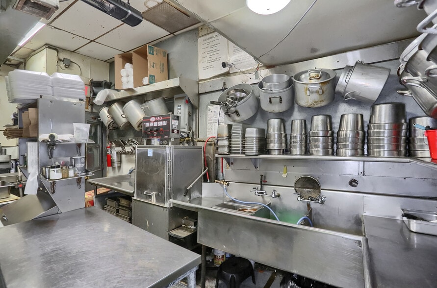 More Photos Of 463 Maplewood Ave, Ambridge Restaurant For Sale