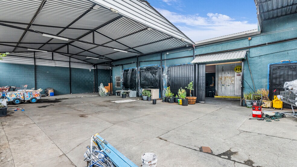 More Photos Of 909 53rd Ave, Oakland Warehouse For Sale