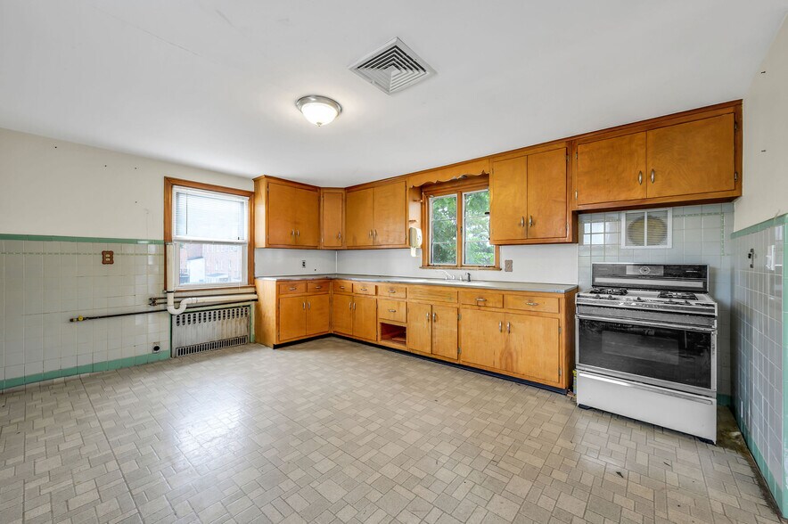 More Photos Of 46 E Somerset St, Raritan Medical For Sale