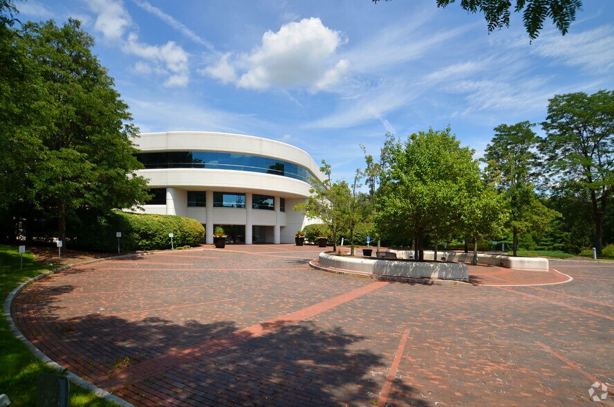 More Photos Of 100 Northfield Dr, Windsor Office For Lease