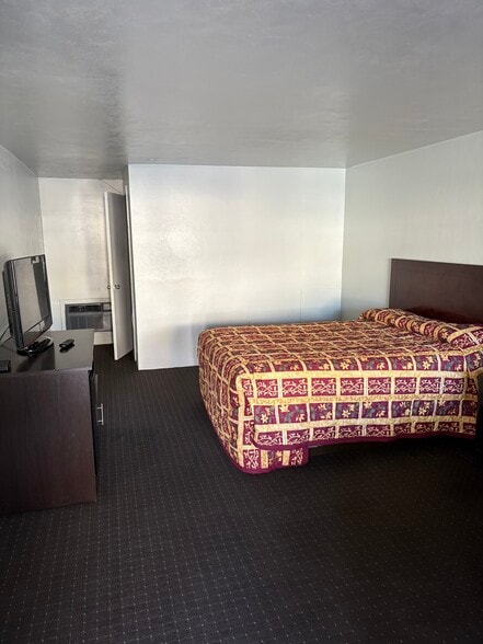 More Photos Of 155 Richardson Rd, Middletown Hotel For Sale