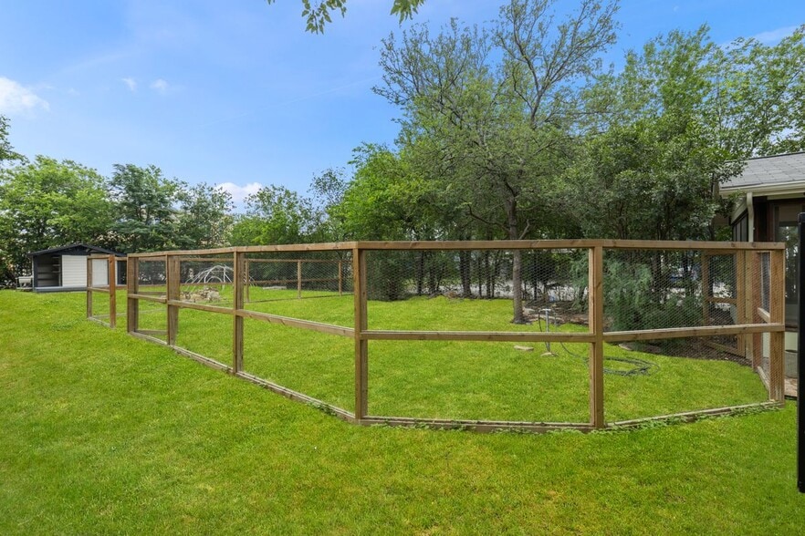 More Photos Of 1012 N Flores St, San Antonio General Retail For Sale