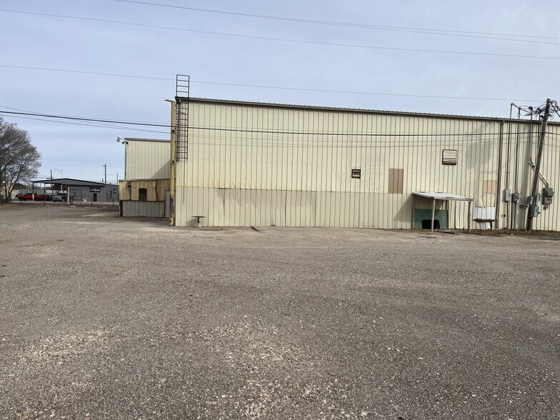 More Photos Of 1012 E Waylon Jennings Blvd, Littlefield Industrial For Sale
