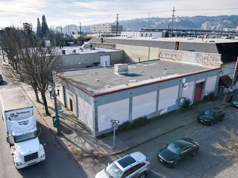 More Photos Of 1305 SE Grand Ave, Portland Storefront For Lease