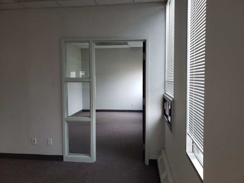 More Photos Of 2479 Parkedale Ave W, Brockville Office For Lease