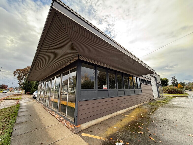 More Photos Of 1515 13th St SE, Salem Showroom For Lease