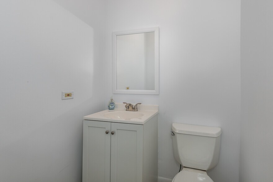 More Photos Of 1333-1343 W Devon Ave, Chicago Storefront Retail Office For Lease