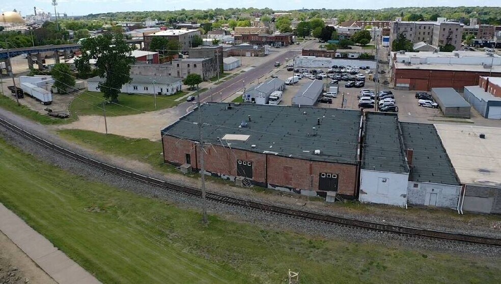More Photos Of 623 S 1st St, Clinton General Retail For Sale
