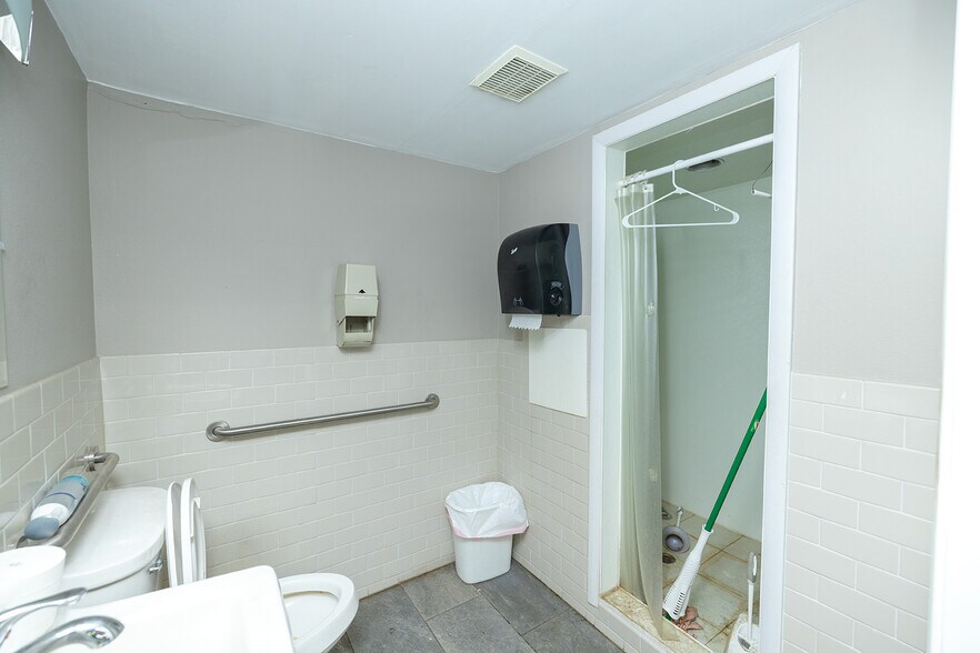 More Photos Of 130 E 10th Ave, South Hutchinson Industrial For Sale